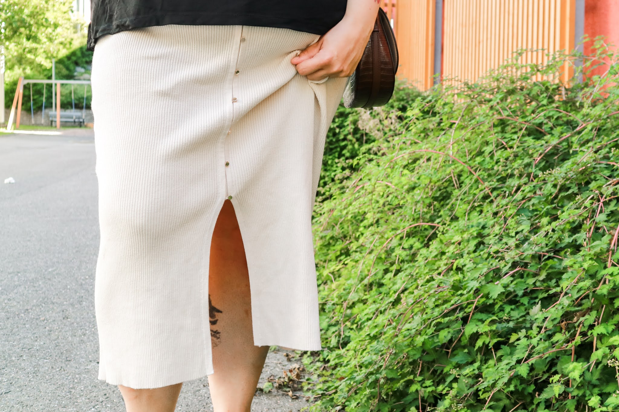 Big mamas home by Jenni S. Loppukesän asu: Musta toppi ja neulehame