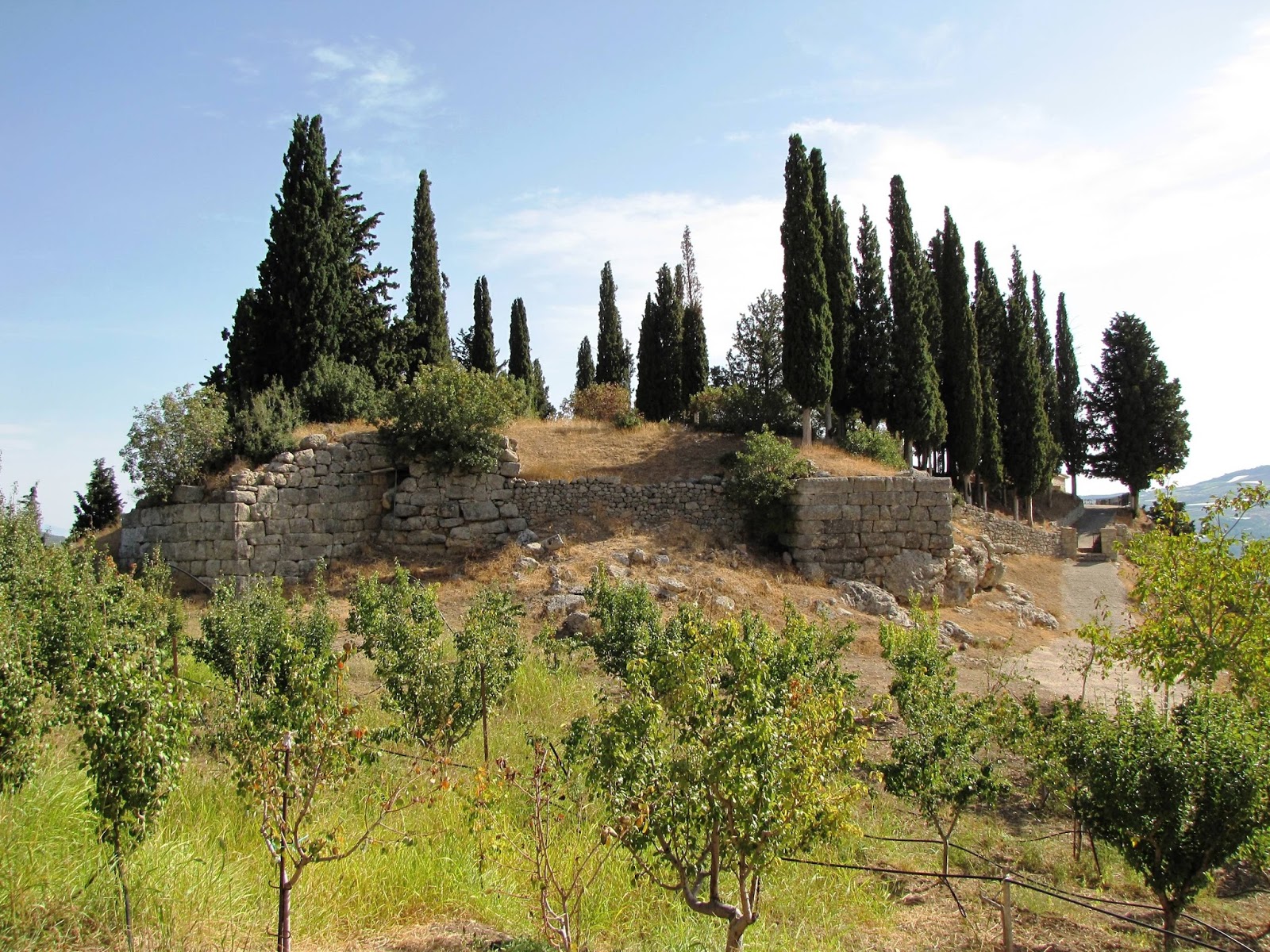 Εικόνα 1: Γενική άποψη του διατηρούμενου τείχους της «ακρόπολης» της αρχαίας Τιτάνης. Διακρίνονται οι δύο ογκώδεις τετράγωνοι αμυντικοί πύργοι, που χρονολογούνται στην Ελληνιστική εποχή.