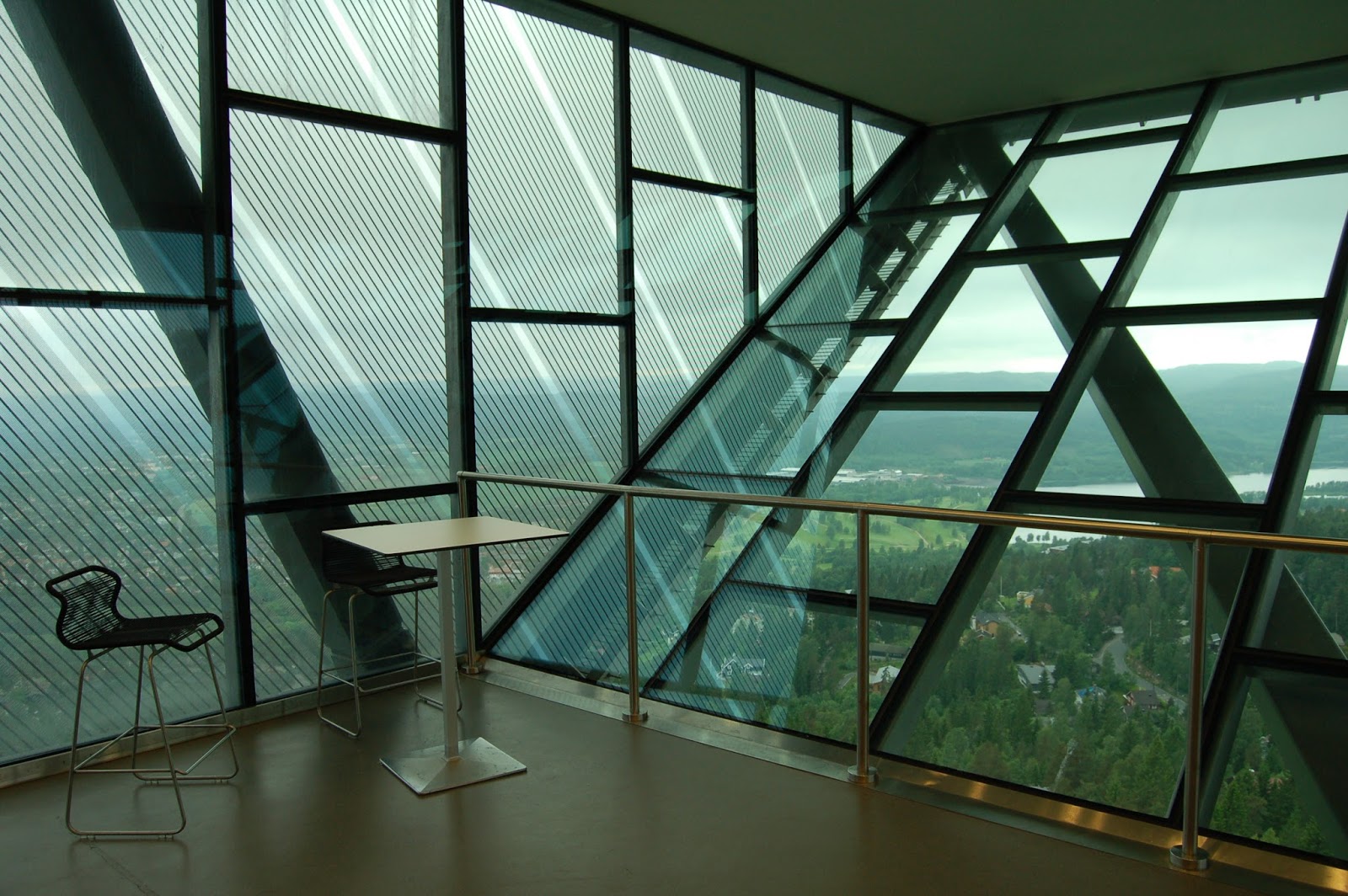 Skocznia Holemnkollen, wjazd na górę