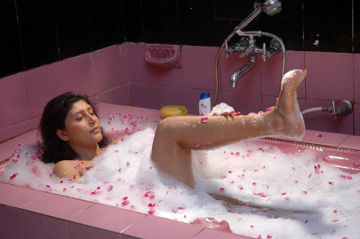 sakshi movie in bathtub photo gallery