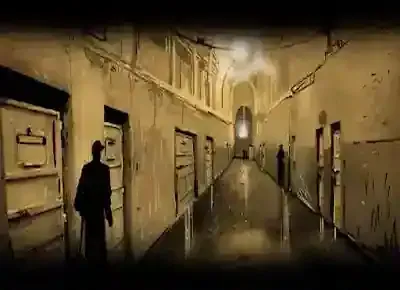 عسكري يمشي في ممر طويل في السجن تشرف عليه زنازين المساجين