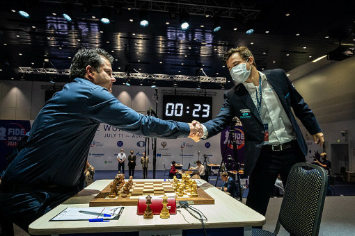 Le champion du monde d'échecs Magnus Carlsen face à Etienne Bacrot - Photo © Anastasia Korolkova