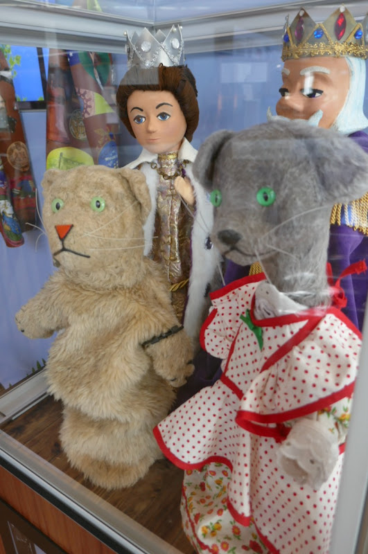 A Beautiful Day in Neighborhood Mister Rogers movie puppets