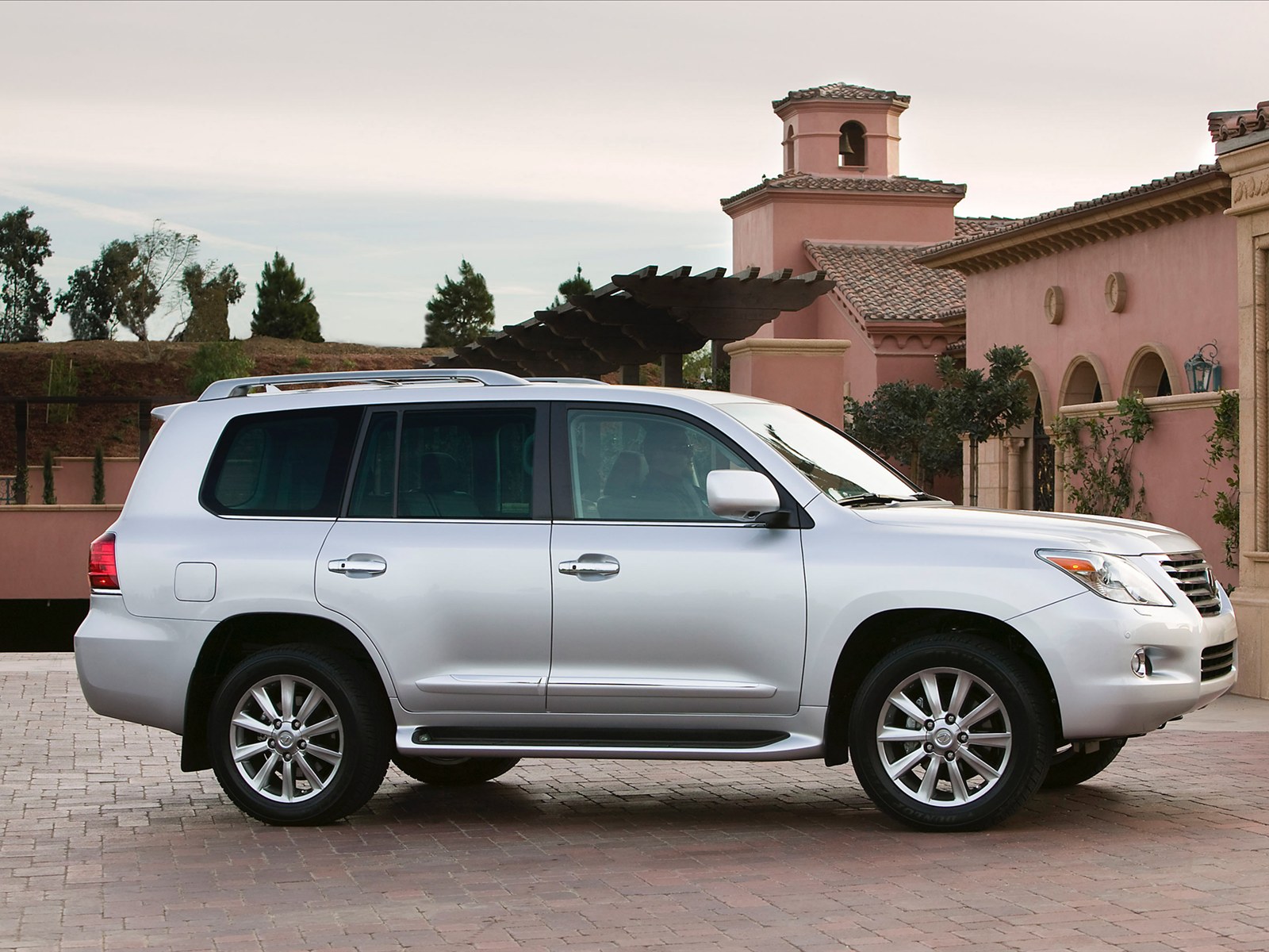 Car Pictures: Lexus LX 570 2011