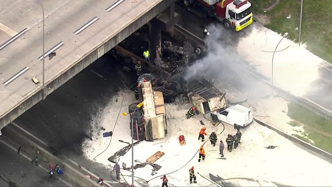 Caminhão cai do Rodoanel e pega fogo em SP