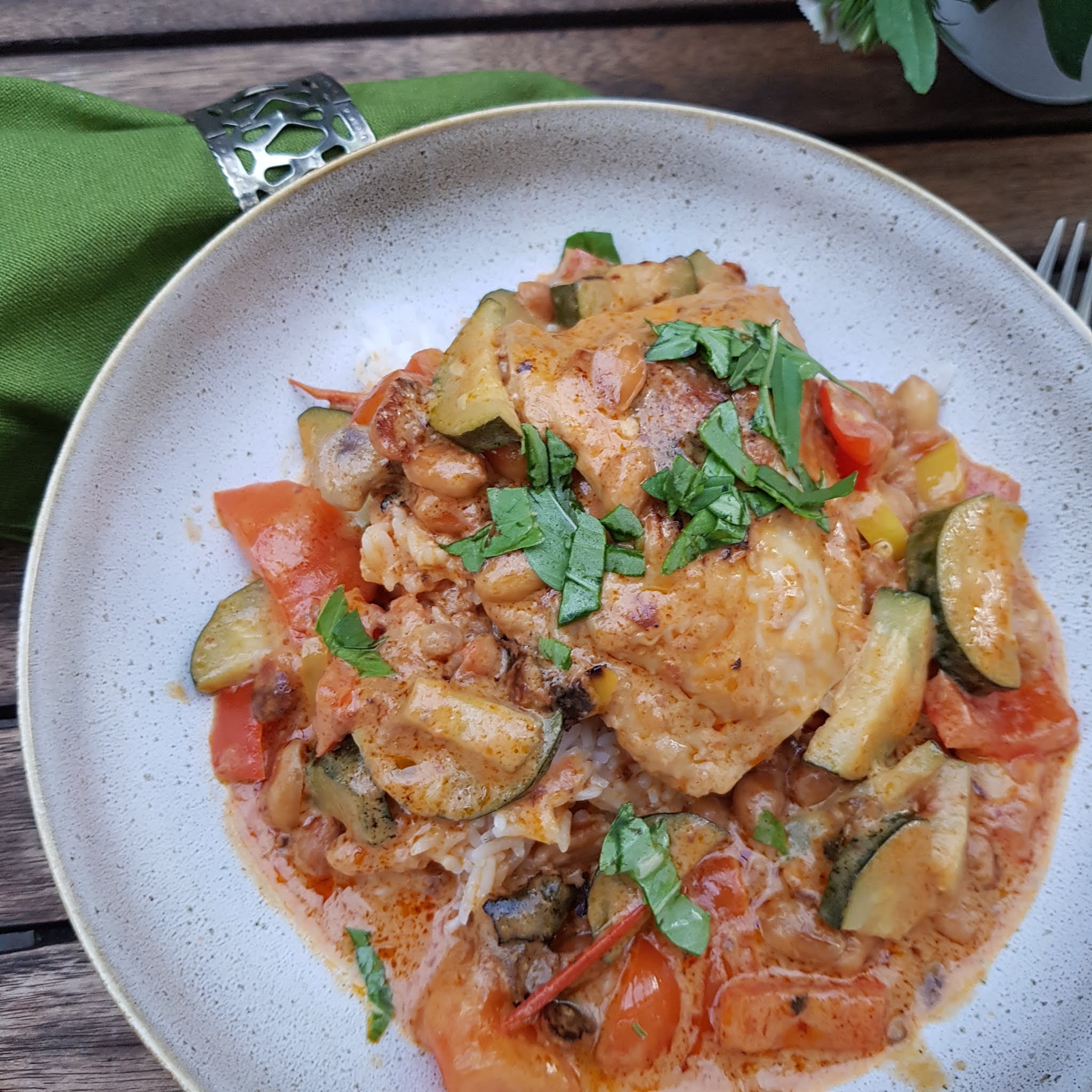 Thai Panang Curry mit Hühnchen, Gemüse und Erdnüssen Thai Panang Curry mit Hühnchen, Gemüse und Erdnüssen