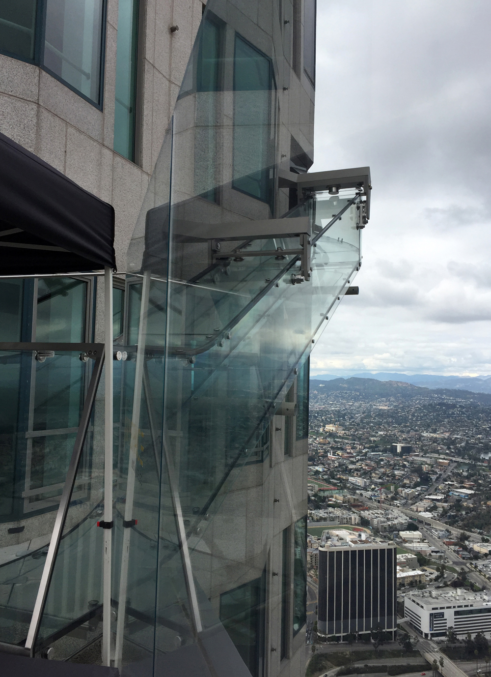 Lasinen liukumäki pilvenpiirtäjässä 17 Lasinen liukumäki pilvenpiirtäjässä 16