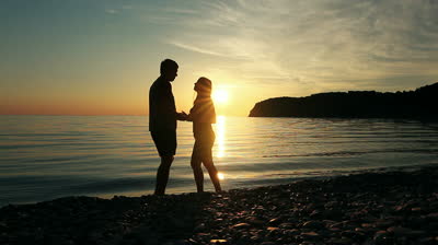 http://1.bp.blogspot.com/-mM0l8D_qoK4/UMabUmoVb3I/AAAAAAAAABg/N4l_ZsrW4pU/s1600/stock-footage-couple-on-the-shore-of-the-sea-romantic-couple-at-sunset-two-people-in-love-at-sunset-man-and.jpg