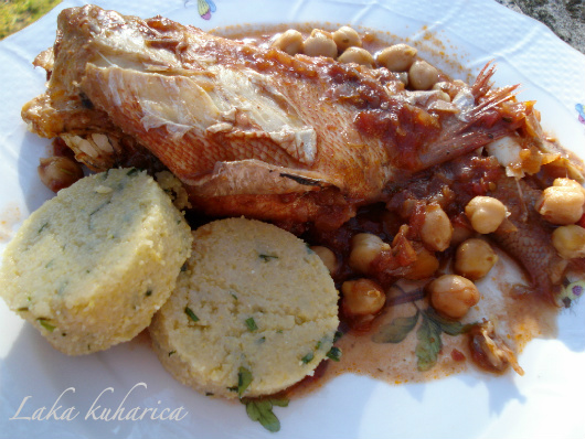 Scorpionfish with chickpeas and wine polenta by Laka kuharica: easy and delicious fish with succulent sauce and flavorful polenta.