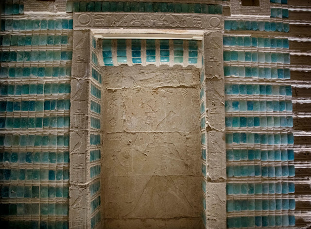 Ψεύτικη θύρα χαραγμένη με ιερογλυφικά και εικόνες του Φαραώ Ζοζέρ