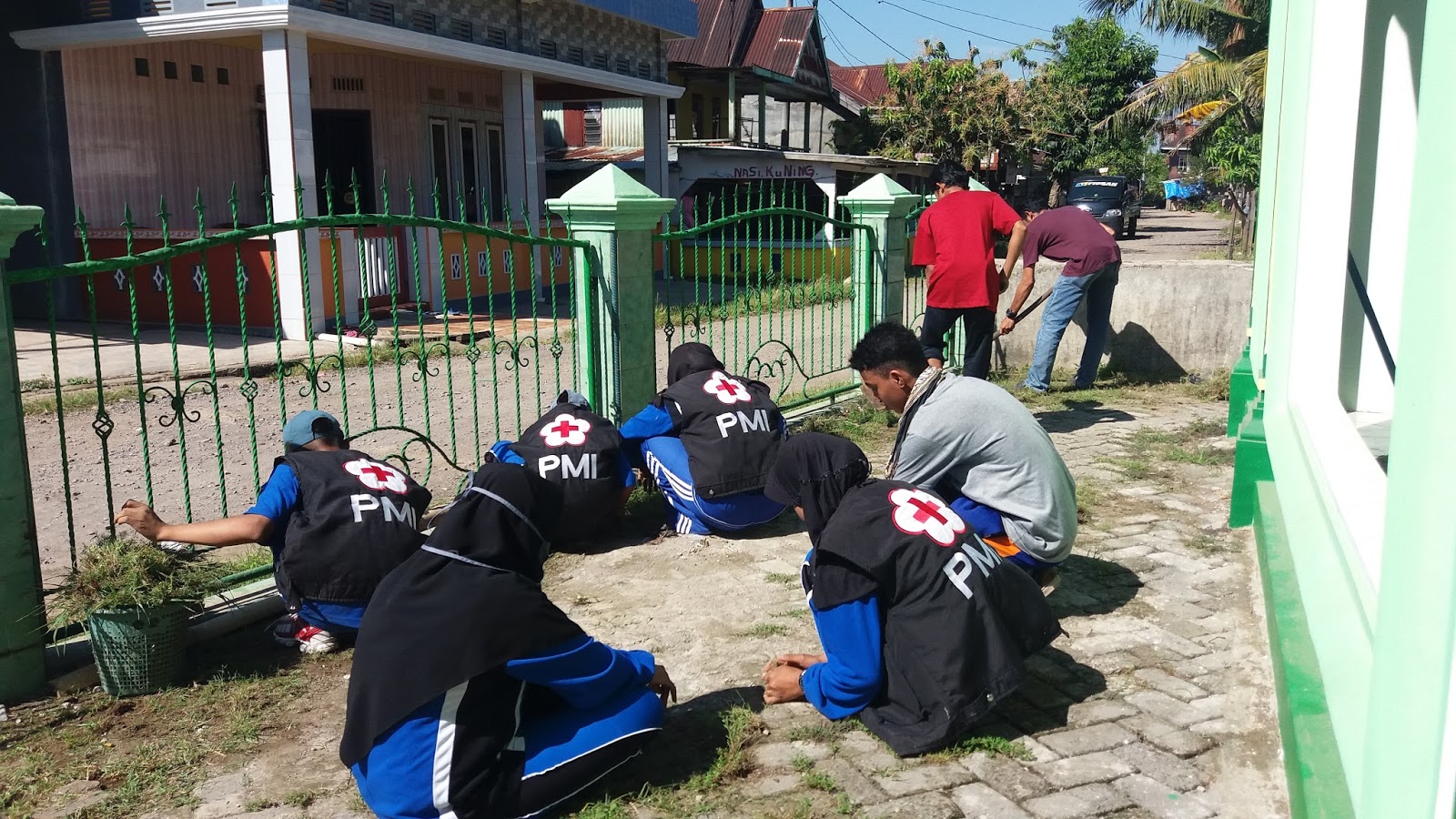 PMR Wira SMKN 1 Maros Lakukan Bakti Sosial Aksi Bersih PMR Wira SMKN 1 Maros Lakukan Bakti Sosial Aksi Bersih