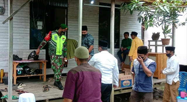 Babinsa Surya Melayat ke Rumah Warga yang Meningal Dunia Akibat Serangan Jantung Babinsa Surya Melayat ke Rumah Warga yang Meningal Dunia Akibat Serangan Jantung