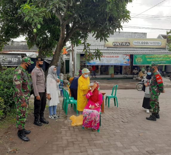 Cegah Dan Putus Penyebaran Covid 19 Di Pasar, Anggota Koramil 06/Kwadungan Bersama Petugas Kesehatan Lakukan Rapidtest