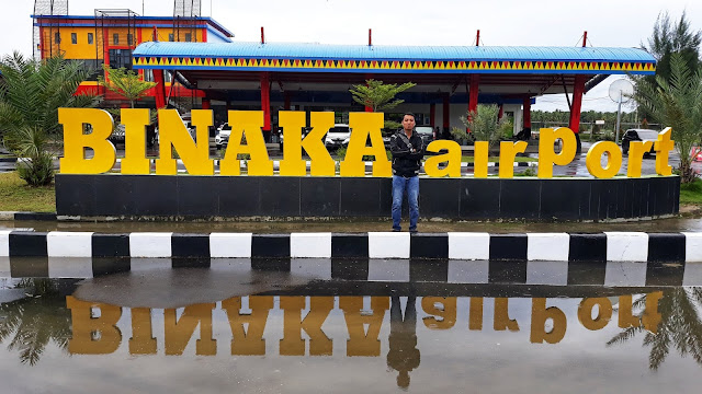 Penulis berpose di Bandara Binaka. Bandar udara ini menjadi lokasi gerbang memasuki Pulau Nias lewat jalur udara.