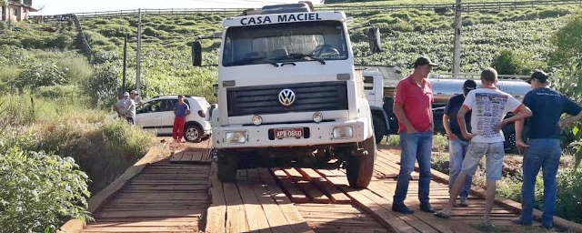 Manoel Ribas: Ponte de madeira não aguenta o peso de um caminhão e acaba cedendo