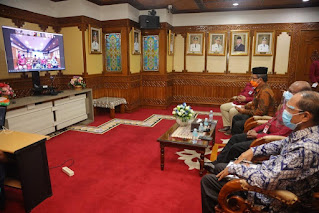Asisten Admnistrasi Umum Sekda Aceh, Drs. Bukhari, MM membuka kegiatan Sosialisasi Tata Cara Pengisian Jabatan Pimpinan Tinggi oleh Komisi Aparatur Sipil Negara (KASN) yang digelar secara daring di ruang Rapat Gubernur Aceh, Banda Aceh, Kamis (3/9/2020).