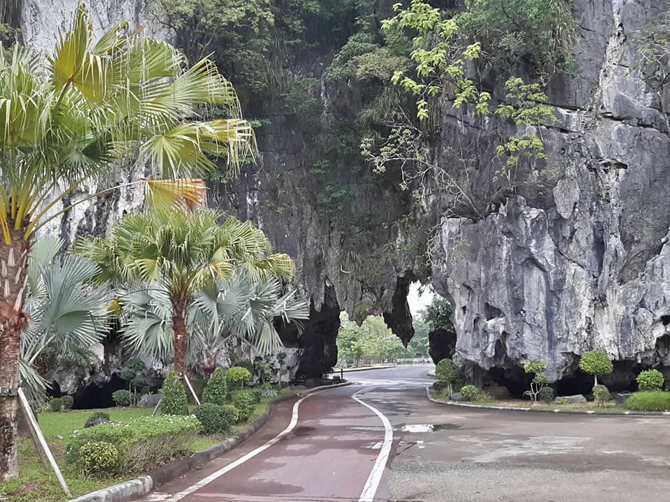 สวนสมเด็จพระศรีนครินทร์ยังมีถ้ำลูกเสือ ถ้ำฤาษีสวรรค์ ถ้ำลอด ให้เที่ยวชมความสวยงาม  ภายในถ้ำมีหินงอกหินย้อย