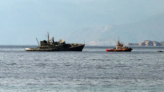 Στο Ναύσταθμο της Σαλαμίνας το σκάφος του Πολεμικού Ναυτικού που εμβολίστηκε από εμπορικό πλοίο (βίντεο)