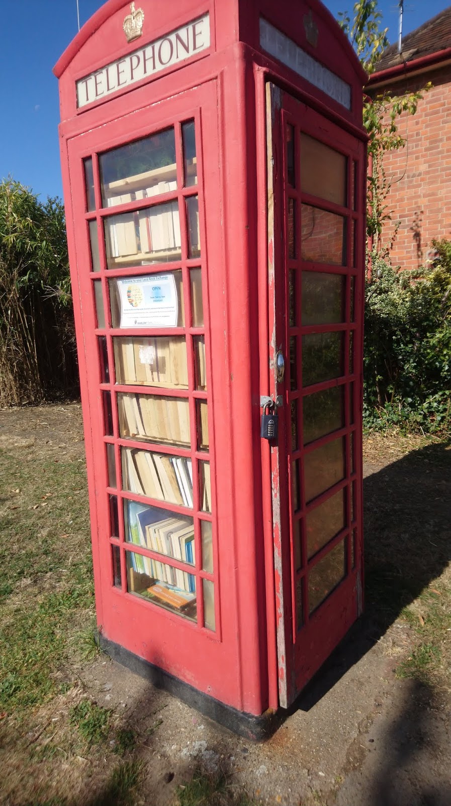 Vraie fiction Phone Booth Book Share