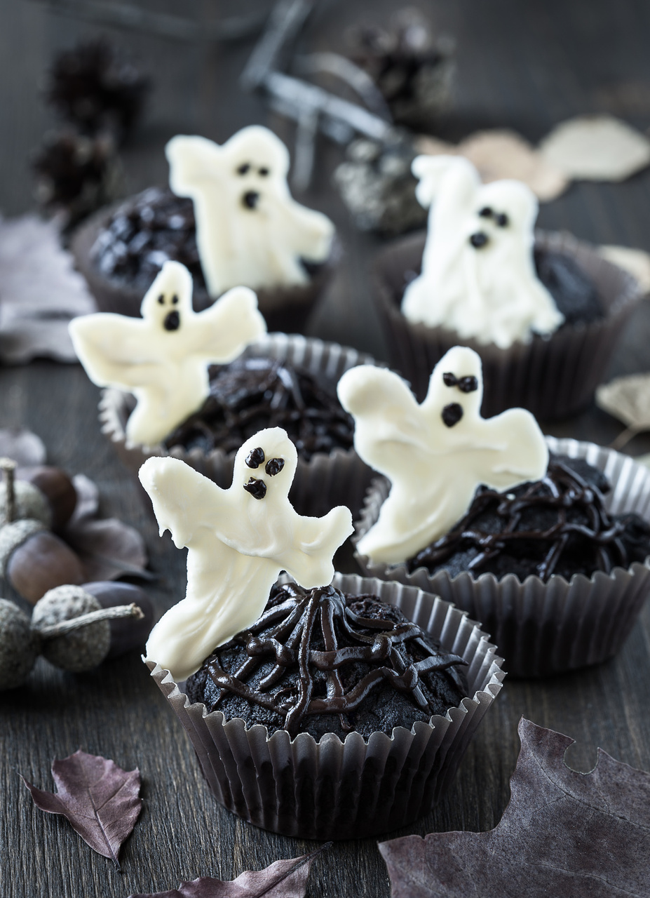 Ghost Theme Cupcakes | Halloween and desserts go hand-in-hand. So dress your desserts up to this Halloween. Check out these 21+ Best Halloween Inspired cupcakes for spooky Halloween. | delicious halloween desserts | scary desserts halloween | halloween sweets desserts | fun halloween desserts | best halloween desserts #desserts #cupcakes #sweets