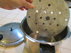 cooker pressure baking pan cake into metal blended flan pudin pour ingredients bottom