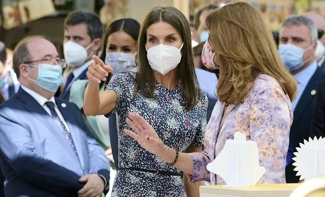 Queen Letizia wore a new ruched printed jersey dress from Hugo Boss. Carolina Herrera pumps