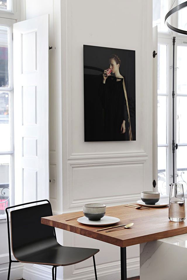 Black & white apartment in an 18th-century house in Rennes, France