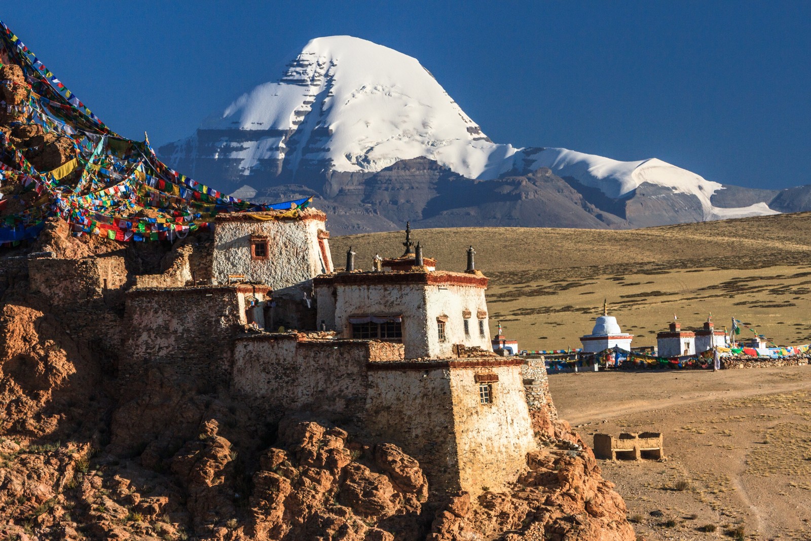 Гималаи место. Священная гора Кайлас в Тибете. Кайлас храм Тибет. Кайлас гора монастырь в Тибете. Непал Кайлас.