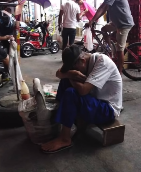 Larawan ng Isang Garbage Collector na Natutulog at Tila Pαgσd na Pαgσd