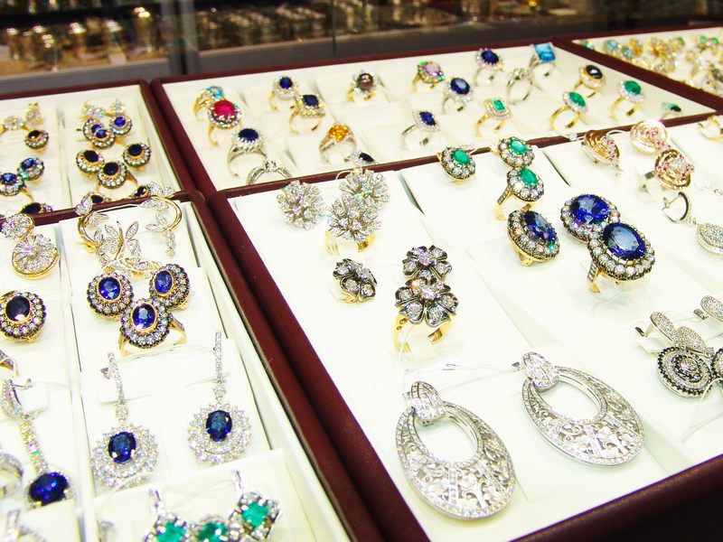 ювелиров алексеевская. изделия из драгоценных металлов. витрина для ювелирных украшений. кольцо золотое с фианитом 585 проба лазурит. ювелиров алексеевская.