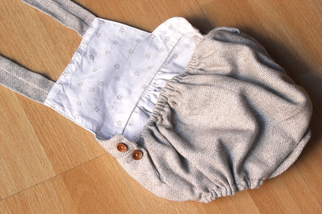 DIY Tutorial y patrones de ropa para bebes. Como hacer peto bebe