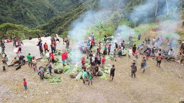 Personel TNI dan Masyarakat Opitawak Papua Gelar Bakar Batu Bersama