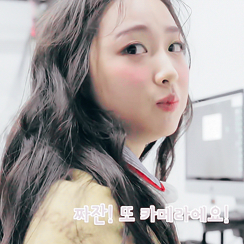 어떤 여배우를 살짝 닮은거같은 신인 아이돌.gif | 인스티즈