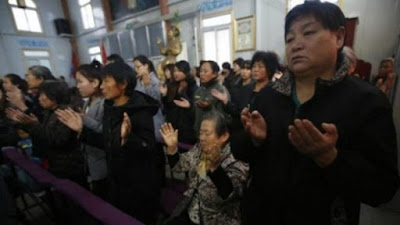 Tiongkok Berusaha Untuk 'Menulis Ulang Alkitab', Memaksa Gereja Menyanyikan Lagu-Lagu Komunis