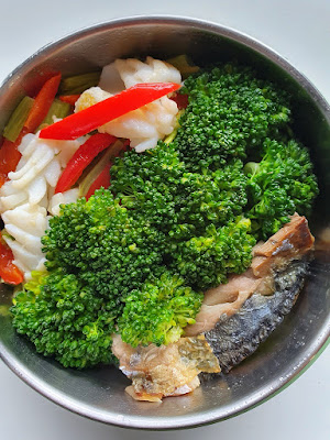 今日午餐：鯖魚、花椰菜、水果椒、芹菜炒花枝，2021.01.06