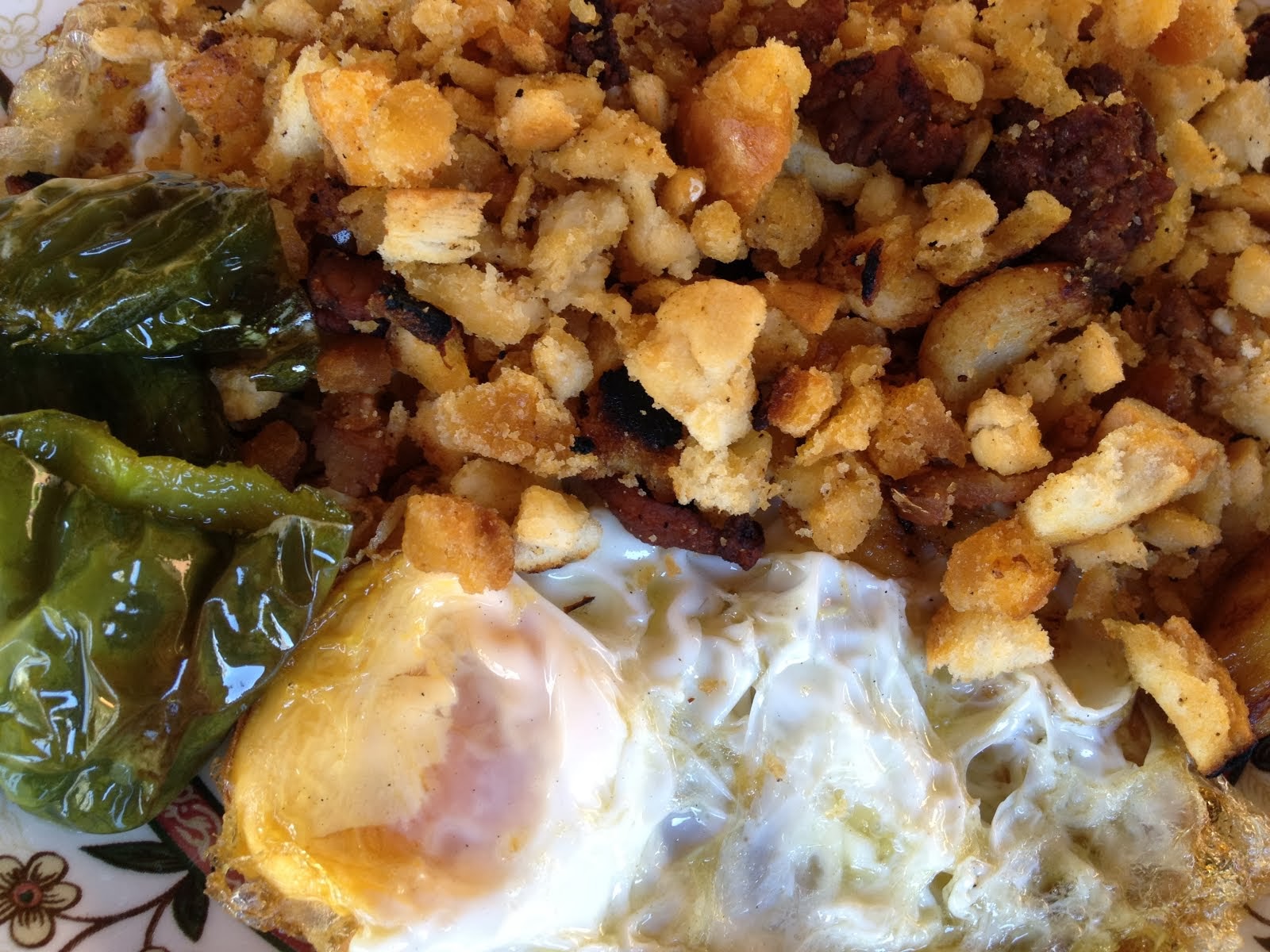 Migas con huevos fritos y pimientos