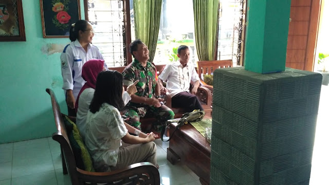 Peduli Dengan Warga, Babinsa Koramil 22 Wonosari Jenguk Warga Di Desanya yang Sakit