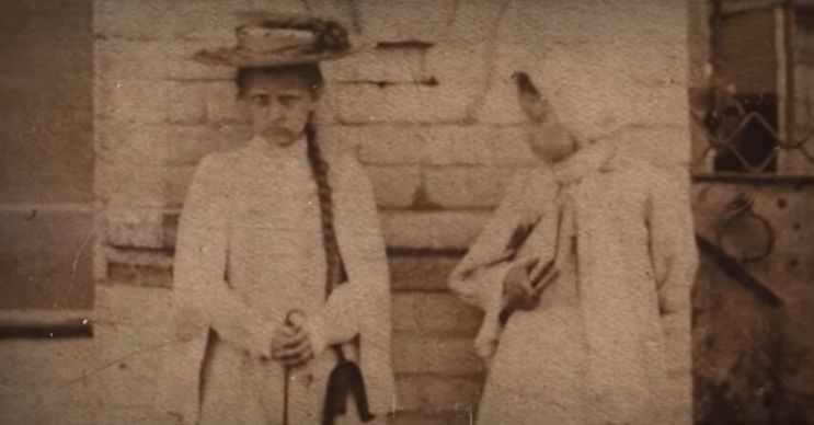 Korkunç kız en az kendisi kadar korkunç görünen arkadaşıyla birlikte objektife sert bir şekilde bakıyor.