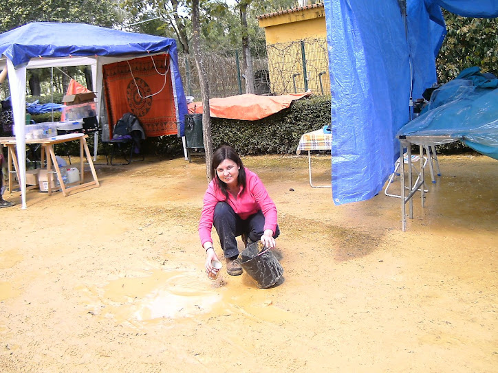 CLAUDIA ACHICANDO AGUA