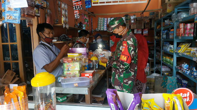 Babinsa Newung Dampingi Tim Puskesmas Sidak Makanan Dan Minuman Kadaluarsa