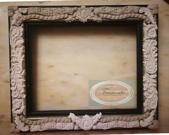 Pegando moldura de pasta de papel en un marco desfasado