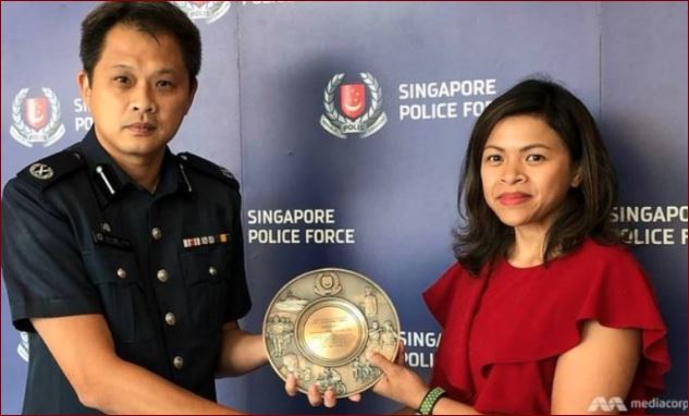 Laporkan Aksi Pencurian Didalam Pesawat, Wanita Indonesia Ini Dapat Penghargaan Dari Polisi Singapura