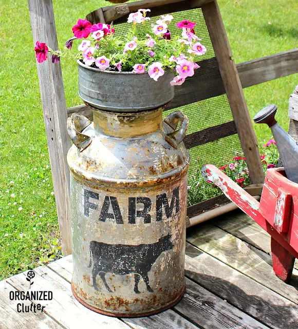Free Garden Junk Up-cycling Projects #milkcan #gardenjunk #vintage #farmhouse #stencil #oldsignstencils #impatiens #containergarden #farmhousestyle
