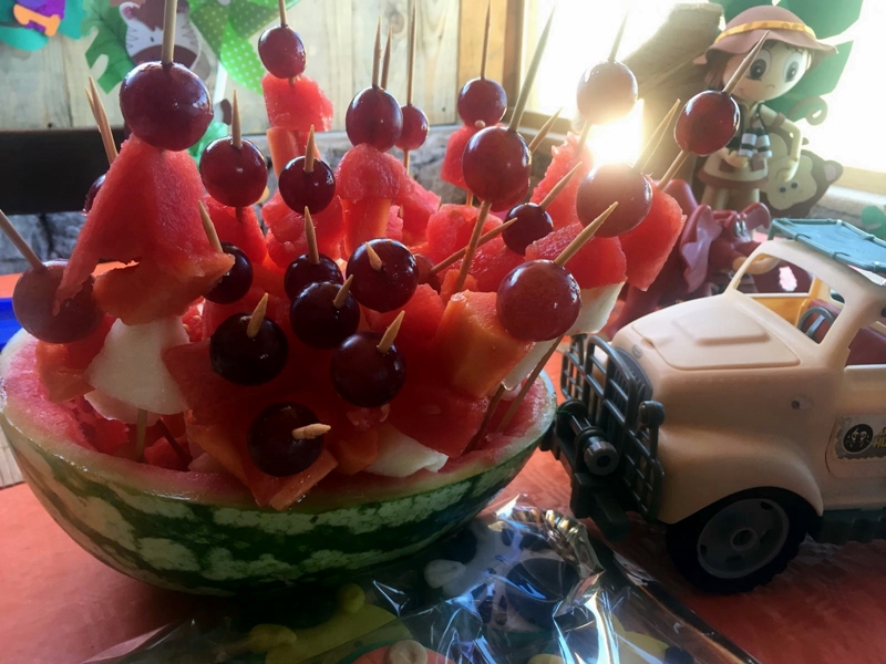 brochetas de frutas para cumpleaños