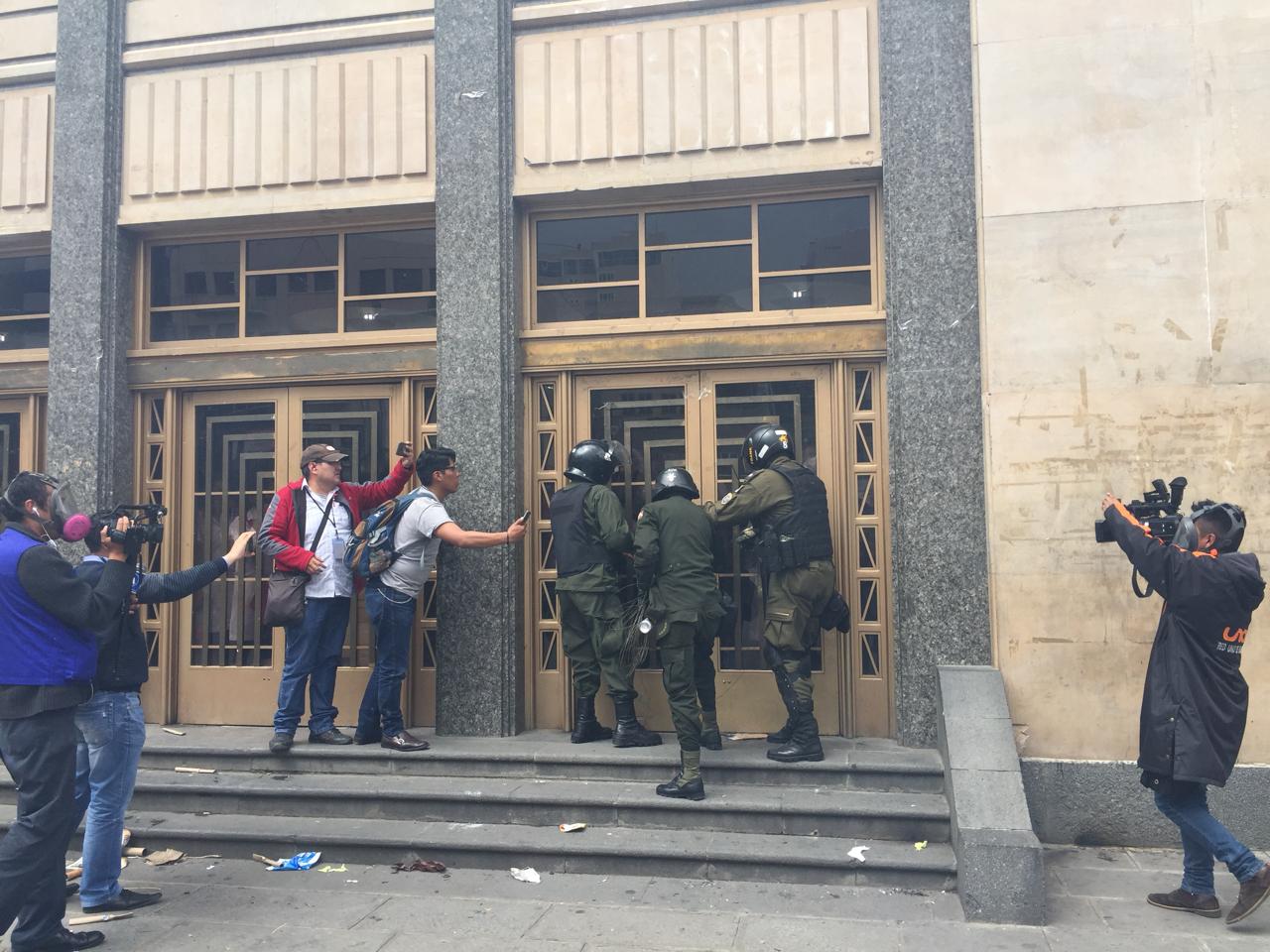 Policías lanzaron gases lacrimógenos dentro del monoblock en diciembre / FIDES / MARCO CHUQUIMIA