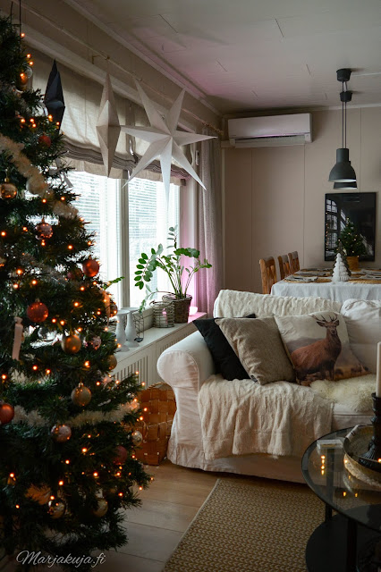 joulukoti joulukuusi olohuoneen sisustus joulu sohva