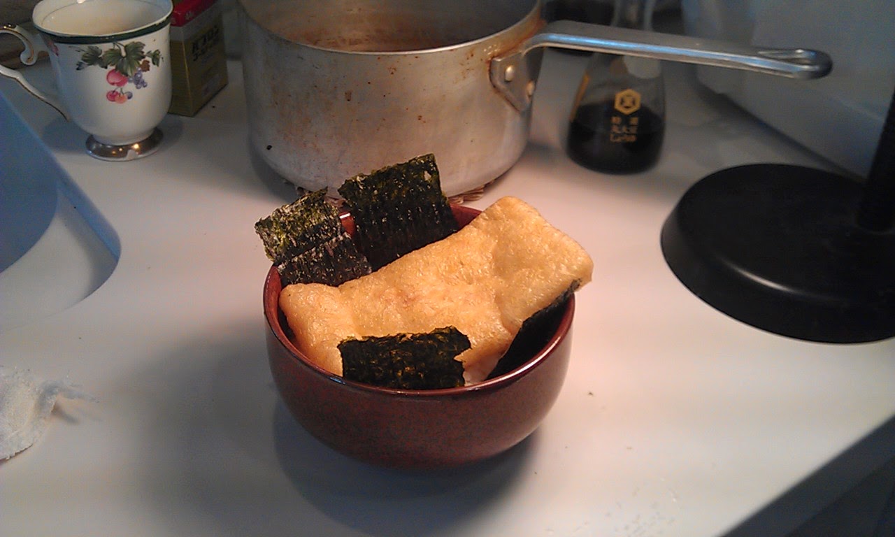 油揚げと海苔の素麺。料理の内容はともかく写真は美しい。オリエンタルな風というふぜいである。内容はオリエンタルプロレスという感じだが。