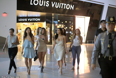 1a9 Kim Kardashian and her squad go shopping in Vegas