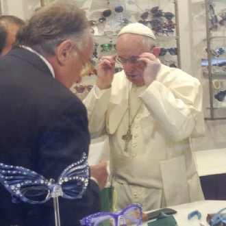 Papa é visto comprando óculos em ótica de Roma