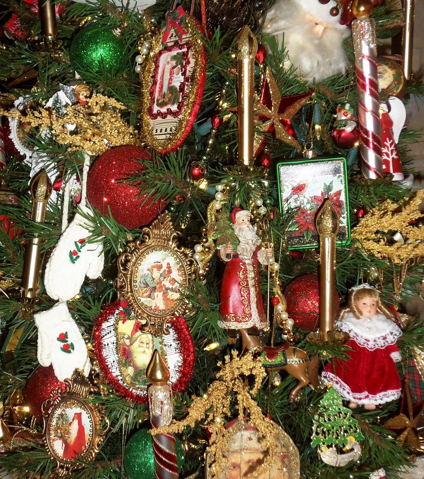 A DEBBIEDABBLE CHRISTMAS A Victorian Style Christmas Tree and Village